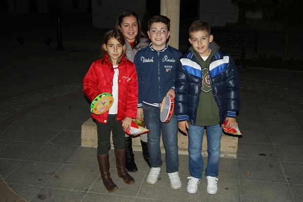 Algunos niños de Lopera pidiendo ayer el aguinaldo por las calles de la población.