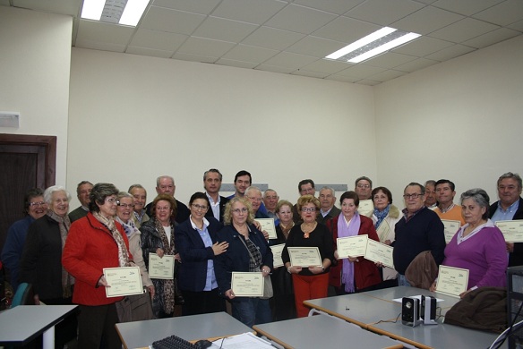 Alumnos participantes en los cursos junto a los concejales Joaquín Luque y Lola Martín.