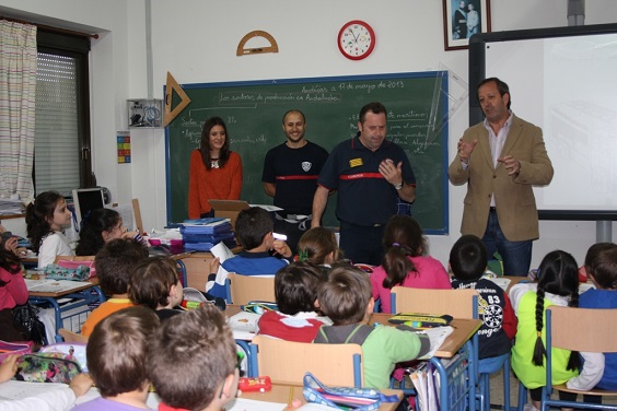 El concejal de Seguridad y Tráfico, Francisco Carmona, junto al Jefe del Parque de Bomberos, Juan Cámara, en una charla explicativa.