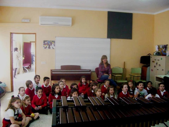 La concejala de Educación, Rosa María Fernández de Moya, con alumnos del Colegio Virgen del Carmen.
