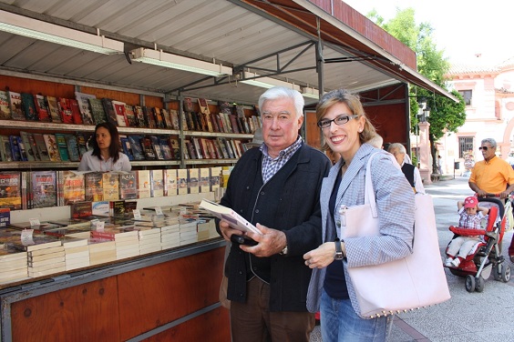 La concejala de Cultura, Delia Gómez, ha recorrido la feria con su responsable Ramón Urbano.