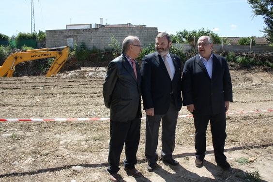 El ingeniero jefe del organismo de cuenca en Jaén, José Martín, el subdelegado del Gobierno, Juan Lillo, y el alcalde de Andújar, Jesús Estrella.