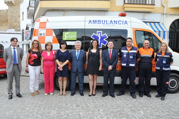Antonio Jara y Luis González, junto a Isabel Uceda y miembros de Protección Civil de Lopera.
