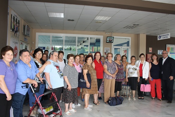 El alcalde de Andújar, Jesús Estrella, junto a un grupo de personas mayores.