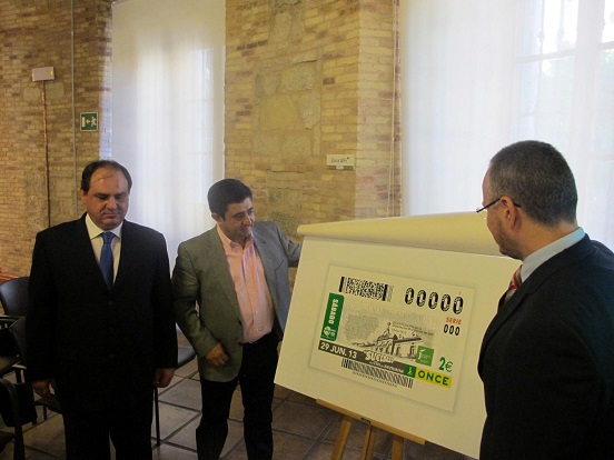 Pascual Gualda, Francisco Reyes y Patricio Cárceles, descubren el cupón conmemorativo del Bicentenario de la Dputación.
