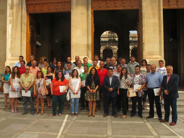El presidente de la Diputación, Francisco Reyes, junto a las personas que han recibido las ayudas.