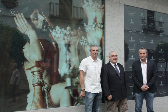 El alcalde de Andújar, Jesús Estrella, y los concejales ante uno de los escaparates.