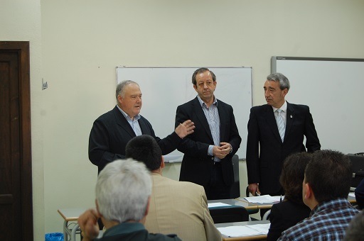 El concejal de Personal, Francisco Carmona, se dirige a los alumnos.