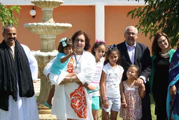 El alcalde de Andújar, Jesús Estrella, y la concejala Lola Martín, junto a los niños saharauis.