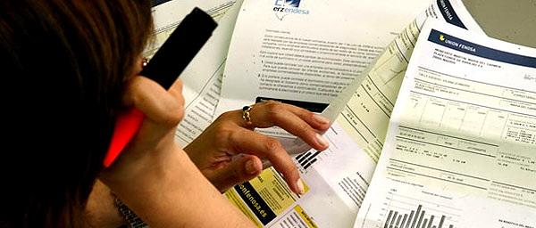 Un ciudadano mira la factura de la luz.