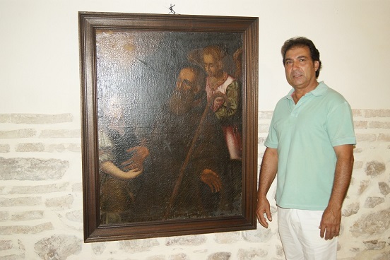 Francisco Menéndez posa ante una obra pictórica del siglo XVII.