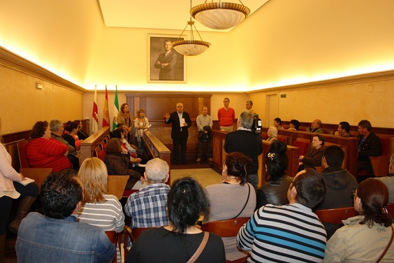 Acto informativo para las 43 familias en el Salón de Plenos del Ayuntamiento de Andújar.