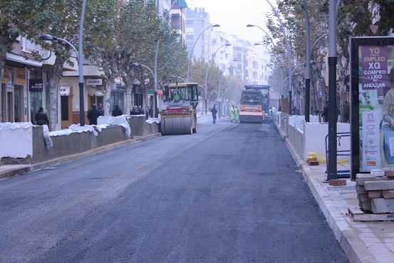 Trabajos de asfaltado en la calle Corredera de Capuchinos, de Andújar.