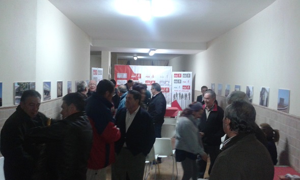 Los vecinos acudieron al acto del PSOE de Andújar.