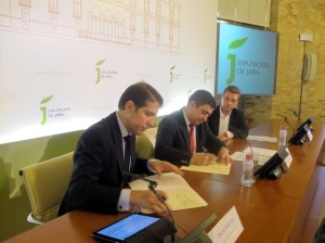 Óscar Martín y Francisco Reyes firman el nuevo convenio para el servicio de reciclaje.