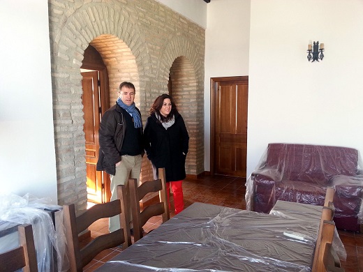 Ángeles Ferriz y Blas Alves durante la visita al albergue de la población de La Quintería.