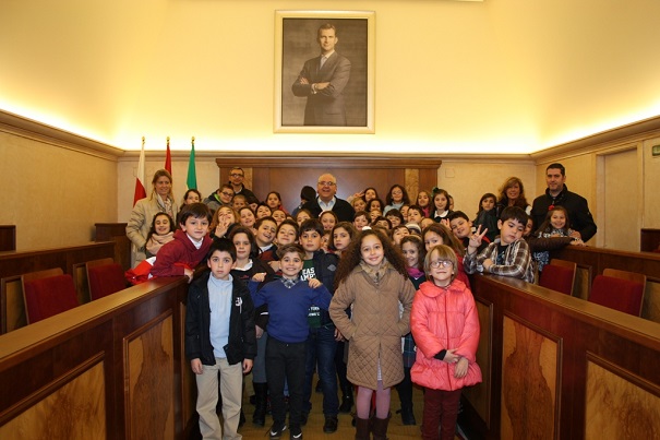 El alcalde de Andújar, Jesús Estrella, junto a los niños y profesores en el salón de plenos.