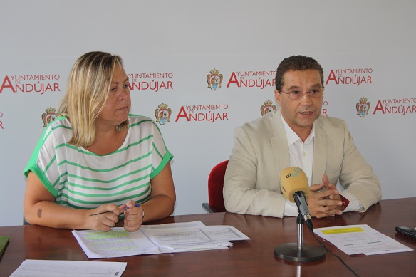 El Alcalde de Andújar, Paco Huertas, y la Concejal de Personal, Igualdad y Bienestar Social, Pepa Jurado.