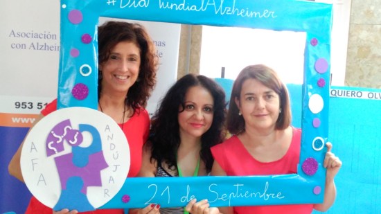 Tres profesionales sanitarias celebran el Día Mundial del Alzheimer.