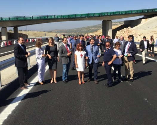 Autoridades asistentes a la inauguración de este tramo de la Autovía del Olivar.