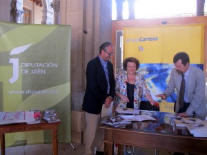 Julio Cobo, Pilar Parra y Jacinto Cabrera muestran el sobre con el sello y el matasellos conmemorativos.