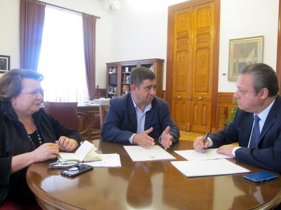 Pilar Parra, Francisco Reyes y Enrique Benítez, en esta reunión.