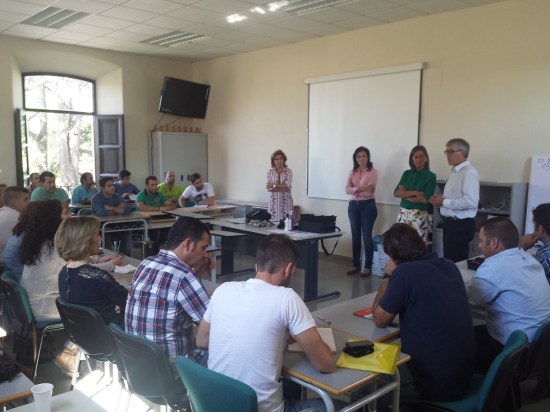 La Concejala de Promoción Local, Encarna Camacho, asistió a la clausura de estos cursos de la IFAPA.
