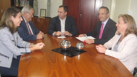 Un momento de la reunión de trabajo mantenida por Antonio de la Torre con representantes en Jaén del Colegio de Gestores Administrativos.