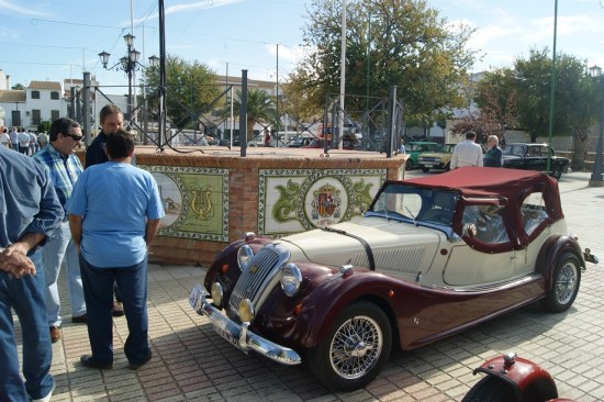 El Paseo de Colón, de Lopera, acogió la mayor parte de estos vehículos cláslcos.