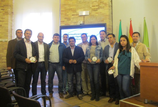 Foto de familia con los alcaldes y alcaldesas que han recogido la actualización de los POE de sus municipios.