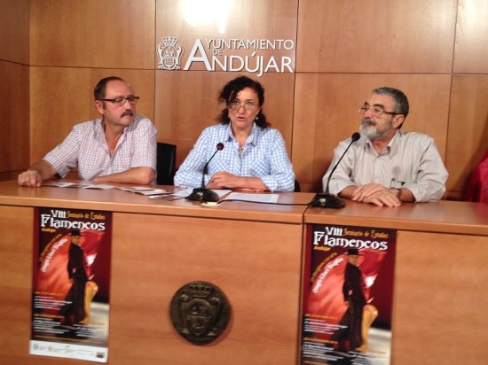 La Concejala de Cultura, María José Bueno,  Miguel Cano y José Andrés Anguita han presentado el VIII Seminario de Estudios Flamencos. 