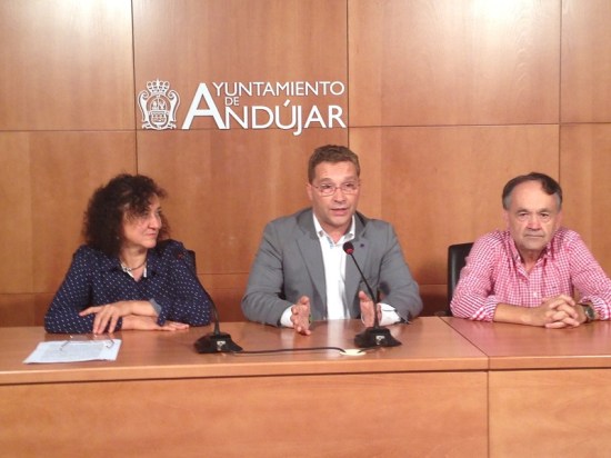 El Alcalde de Andújar, Paco Huertas, la Concejal de Cultura, María José Bueno y el Director del  IES Ntra Sra. De la Cabeza, Paco Toribio.