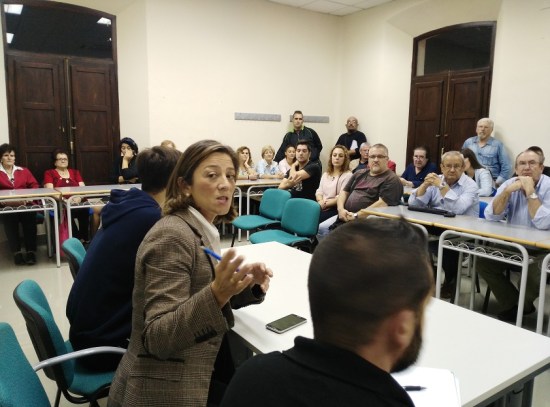 La Concejala de Urbanismo, Encarna Camacho, se reunió con los vecinos del Barrio de San Eufrasio, en Andújar.