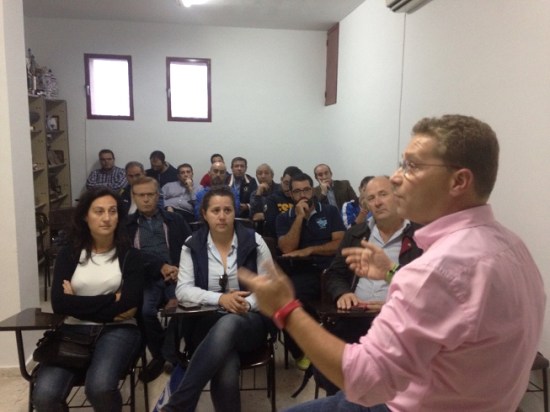 El alcalde de Andújar, Paco Huertas, se dirige a los asistentes a este acto.