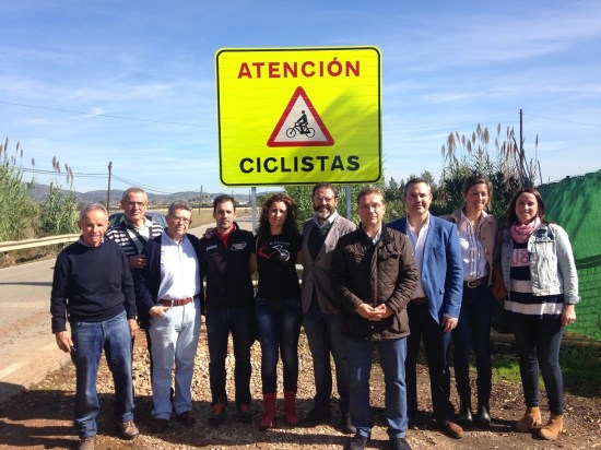 Rafael Valdivielso y Paco Huertas, junto a representantes de la Asociación “Vida al Ciclista” .