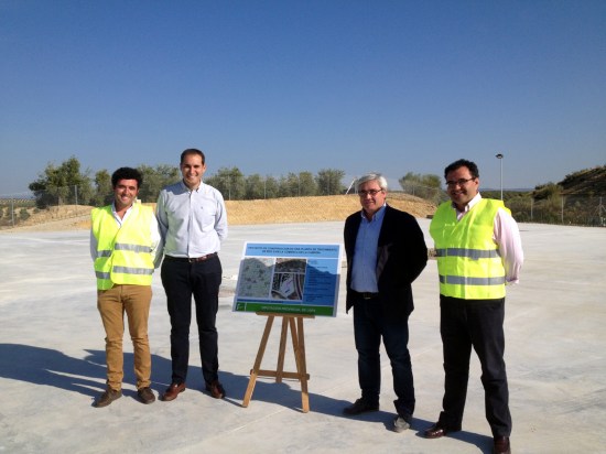 Junto al cartel de la obra, el alcalde de Arjona, a la izquierda, y el diputado de Servicios Municipales, a la derecha, durante la visita a esta planta.