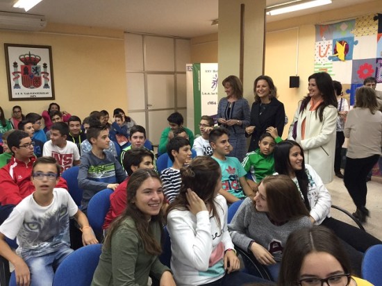 La delegada del Gobierno, Ana Cobo, ha estado acompañada de la delegada territorial de Educación, Yolanda Caballero.