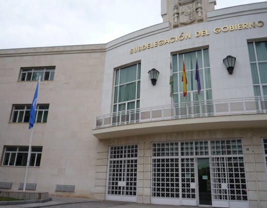 La bandera azul de las Naciones Unidas ondea hoy en la fachada de la Subdelegación del Gobierno en Jaén.