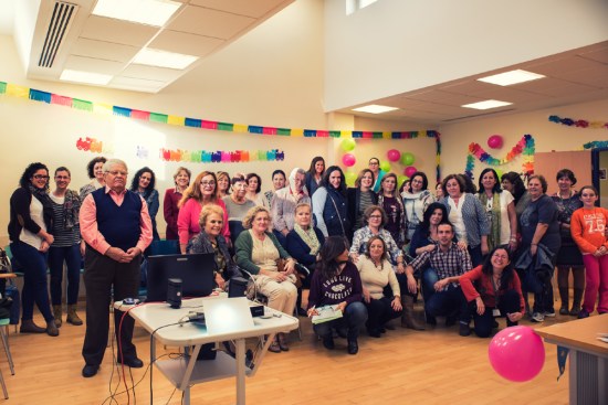 Foto de familia de todos los asistentes a la V Jornada de Personas Cuidadoras.