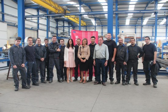 La gerente de la Cámara de Comercio, Ana Peña, y la concejala de Promoción Local, Encarna Camacho, junto a alumnos de este curso.