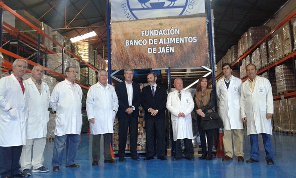 El subdelegado del Gobierno, Juan Lillo, asiste al acto de entrega de los lotes de ayuda alimentaria. 
