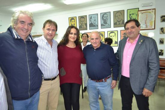 El alcalde de Villanueva de la Reina, Blas Alves, junto a los protagonistas de esta velada flamenca.