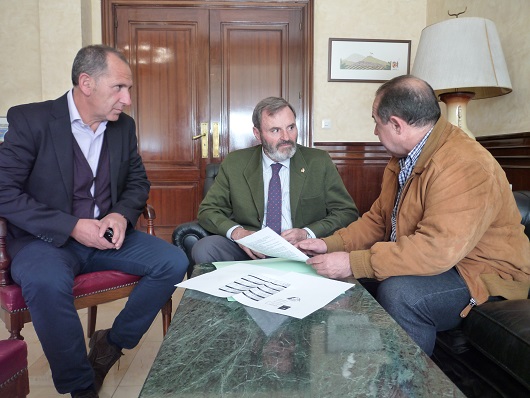 Un momento de la reunión mantenida entre Juan Lillo, Ildefonso Ruíz y Rafael Ortega.