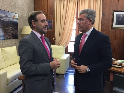 Ell consejero de Fomento y Vivienda, Felipe López,  y el alcalde de Jaén, José Enrique Fernández de Moya.