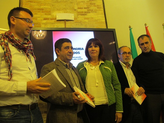 Daniel Campos, Francisco Reyes, Micaela Navarro, Carlos Perales y Salvador Artacho antes de comenzar este acto. 