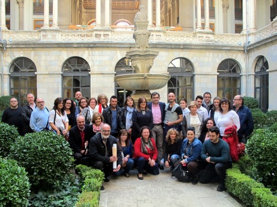 Foto de familia con representantes de los grupos de teatro y gestores culturales de las asociaciones para el desarrollo rural de las comarcas de la provincia.