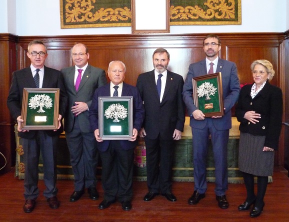 Juan Lillo con las personas homenajeadas en el Día de la Constitución.