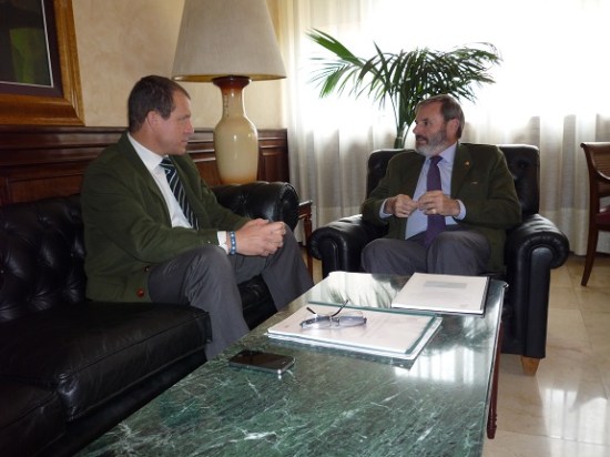 Un momento de la reunión mantenida entre Juan Lillo y José Ángel Mesa.
