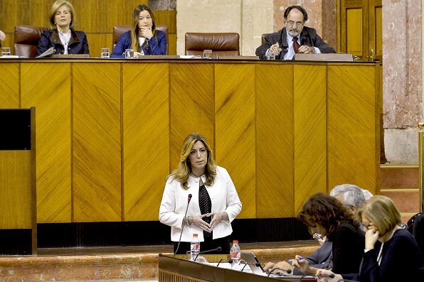 Susana Díaz se dirige al pleno durante la sesión de control al Gobierno andaluz. Foto: Junta de Andalucía.