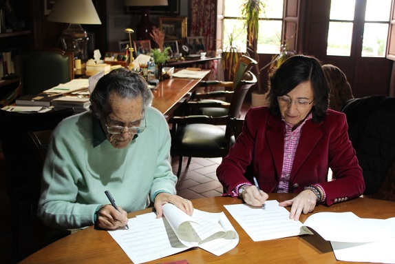 La consejera de Cultura, Rosa Aguilar, y Antonio Gala han firmado este documento de donación.